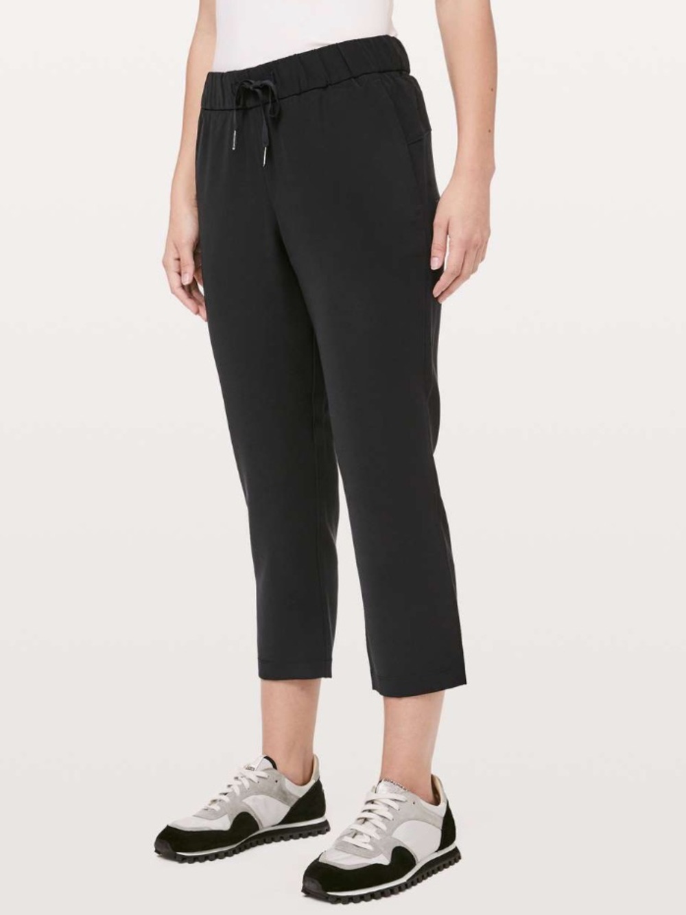 LULULEMON On The Fly Crop *Woven 23"
Black Size 4